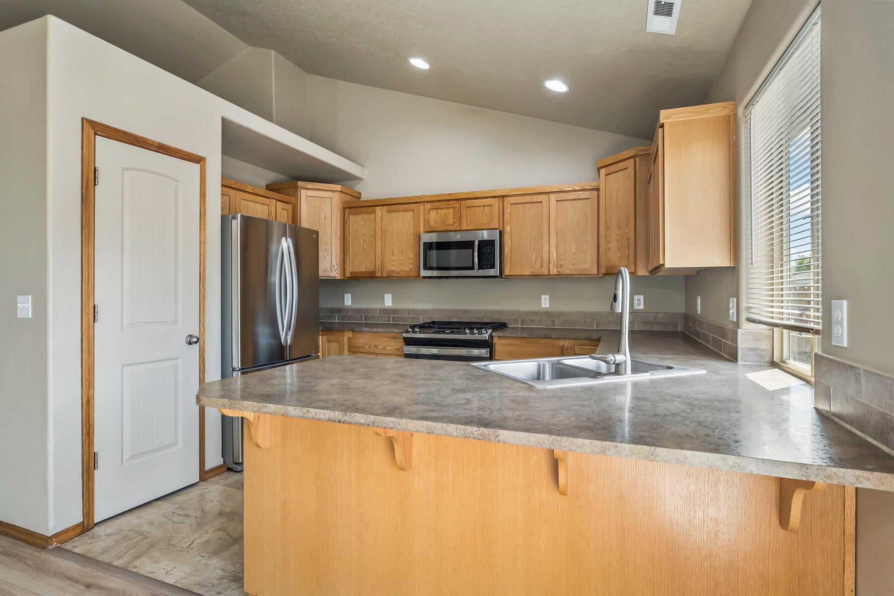 63221 Boyd Acres Road Bend, OR 97701 - Photo 10 of 33 JH5_1136