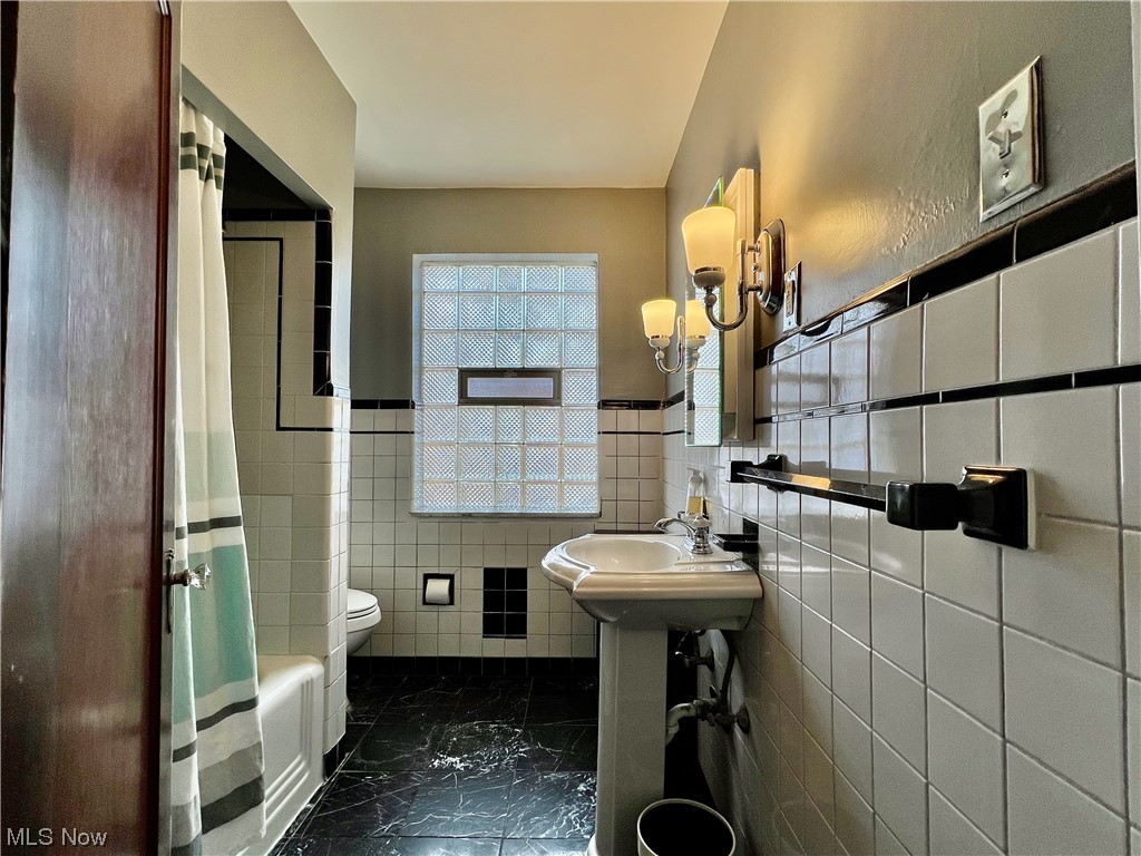1242 Castleton Road Cleveland Heights, OH 44121 - Photo 20 of 32 2nd floor full bath