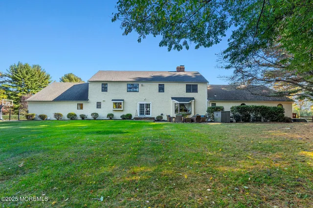 a view of a house with backyard