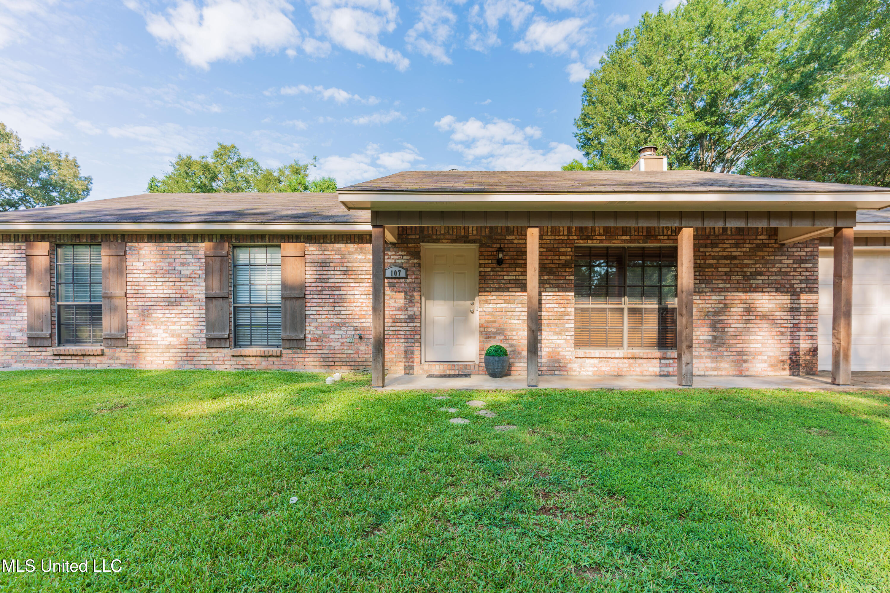107 Spanish Moss Drive Clinton, MS 39056 - Photo 4 of 49 5-Front(11)