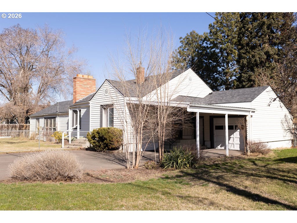 2703 North Spruce Street La Grande, OR 97850 - Photo 2 of 37 a front view of a house with garden