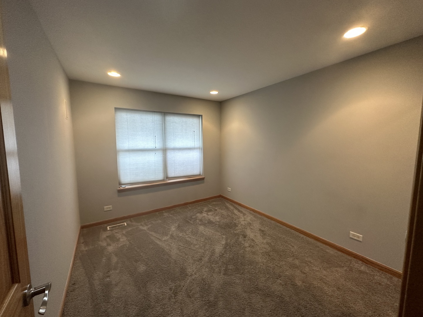 2598 Capitol Avenue Aurora, IL 60503 - Photo 10 of 11 a view of an empty room with a window