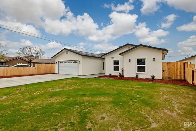 a view of a backyard of the house