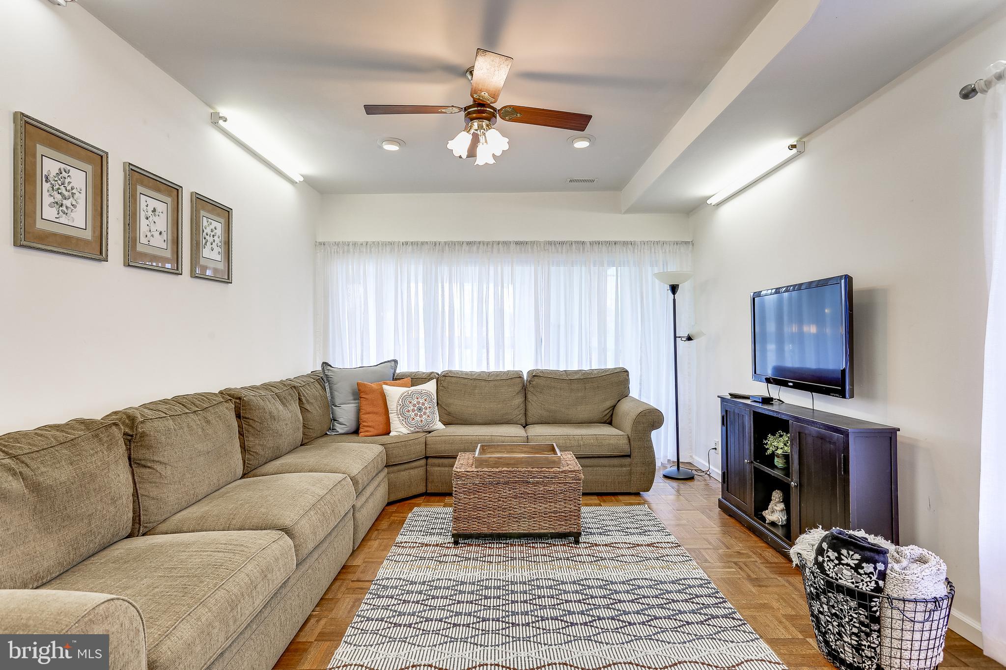635 Shore Road Severna Park, MD 21146 - Photo 28 of 43 Living Room in apartment with access to pool