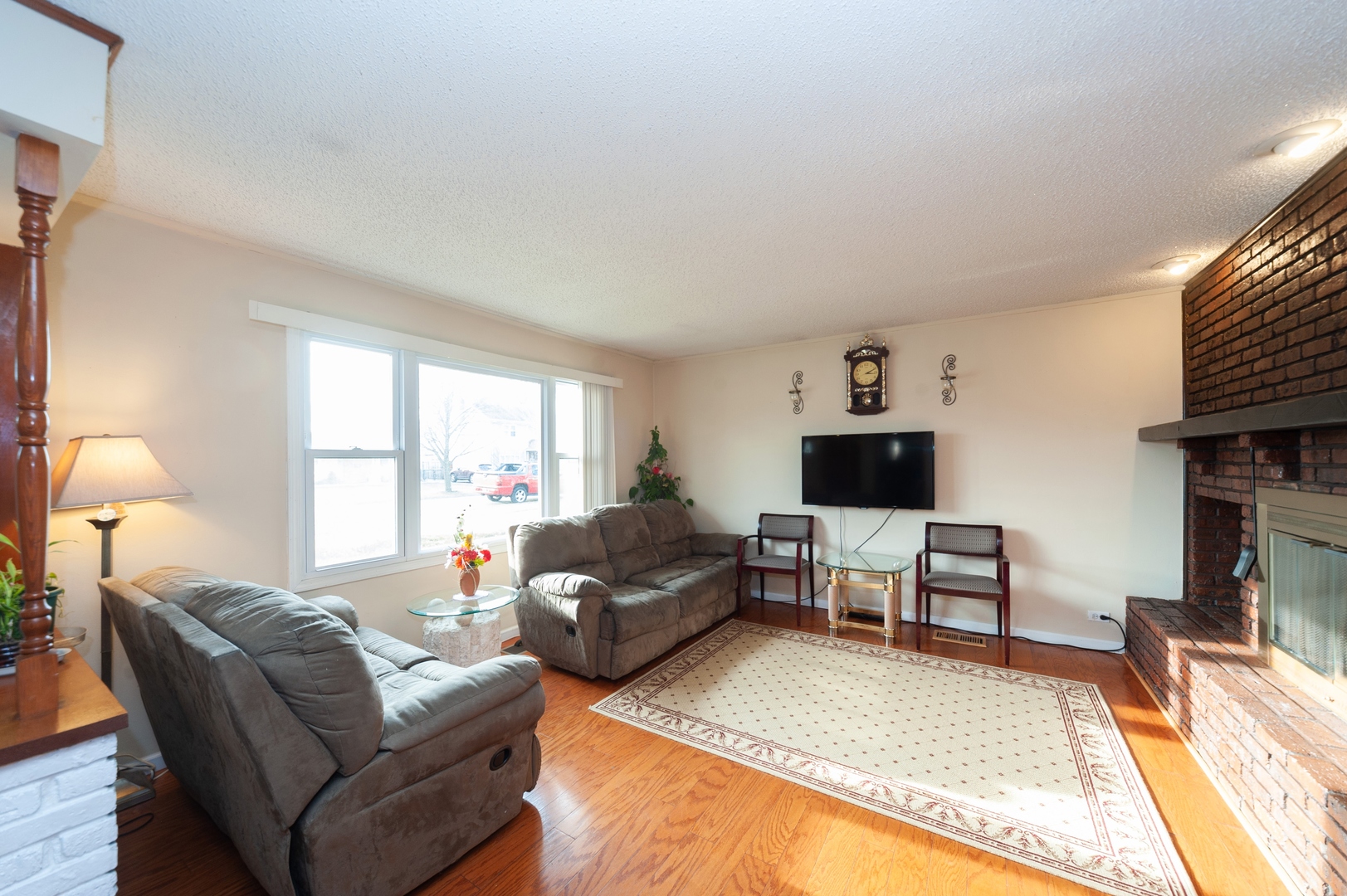 147 George Road Wheeling, IL 60090 - Photo 3 of 11 a living room with furniture and a flat screen tv