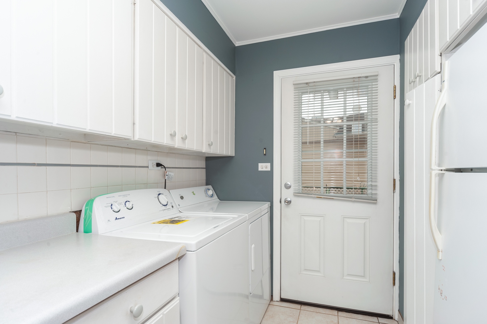147 George Road Wheeling, IL 60090 - Photo 5 of 11 a utility room with dryer and washer