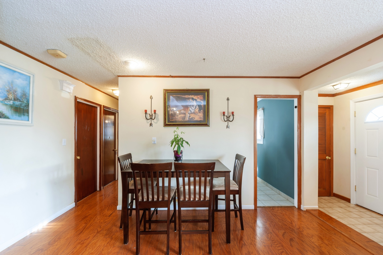 147 George Road Wheeling, IL 60090 - Photo 6 of 11 a view of a dining room with furniture and wooden floor