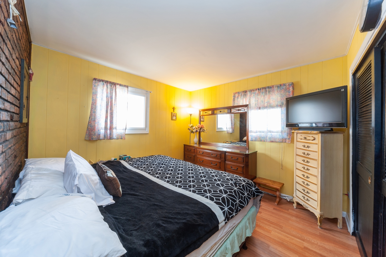 147 George Road Wheeling, IL 60090 - Photo 7 of 11 a bedroom with a bed and wooden floor