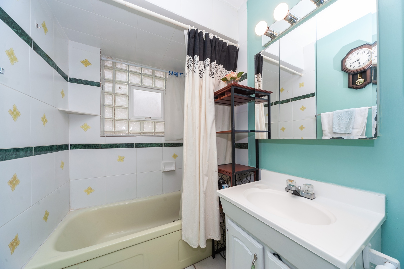 147 George Road Wheeling, IL 60090 - Photo 10 of 11 a bathroom with a sink a mirror and a bathtub