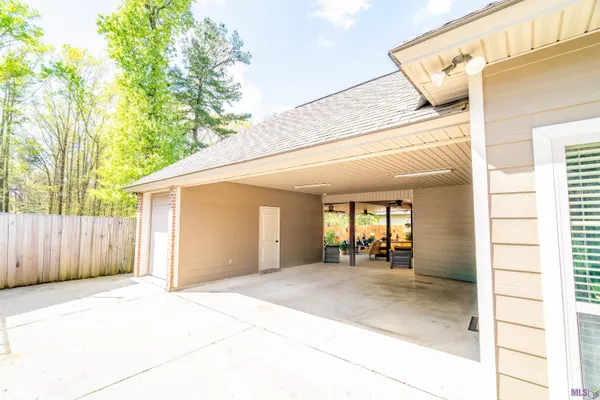 $300,000 | 17010 Bradford Avenue, Greenwell Springs, LA 70739