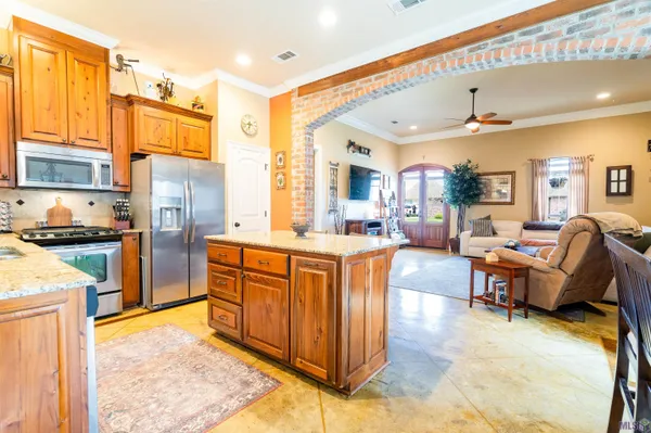 $300,000 | 17010 Bradford Avenue, Greenwell Springs, LA 70739