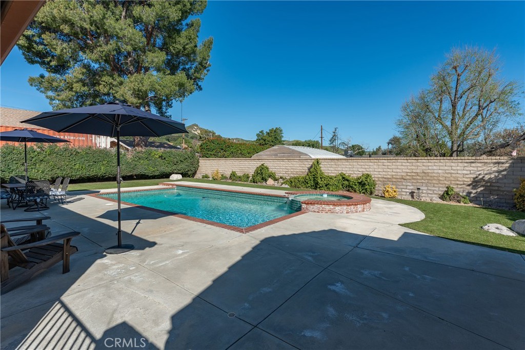 27843 Parker Road Castaic, CA 91384 - Photo 41 of 61 a view of a swimming pool and lounge chairs