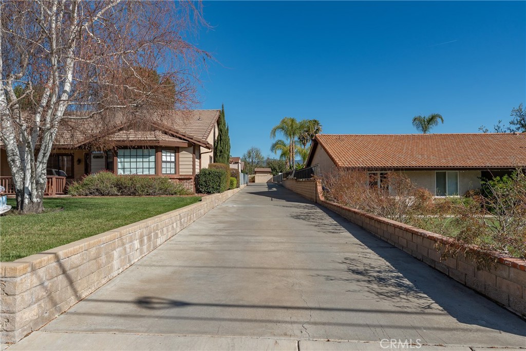 27843 Parker Road Castaic, CA 91384 - Photo 5 of 61 a view of multiple houses with a yard