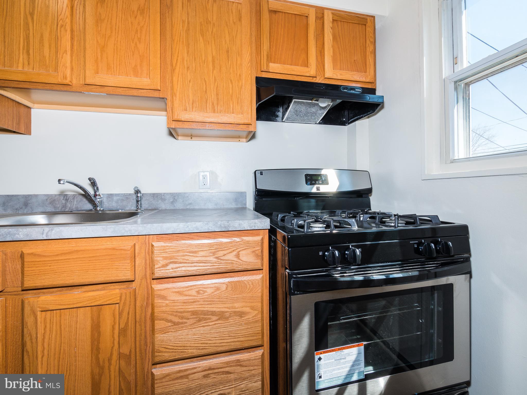 7757 Wynbrook Road Baltimore, MD 21224 - Photo 8 of 30 Gas range and hood.