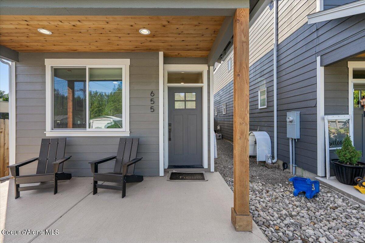 655 Oak Avenue Ponderay, ID 83852 - Photo 2 of 30 04-Front entry