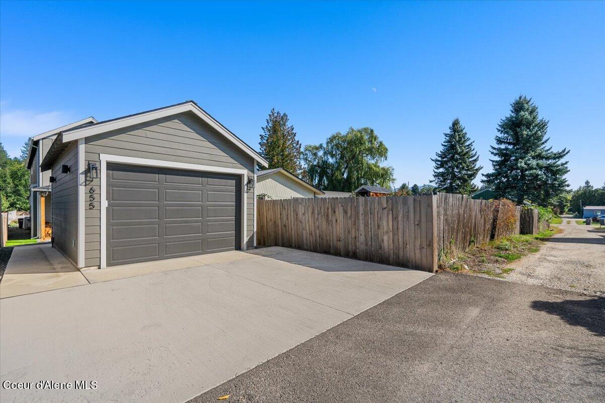 655 Oak Avenue Ponderay, ID 83852 - Photo 29 of 30 37-Garage