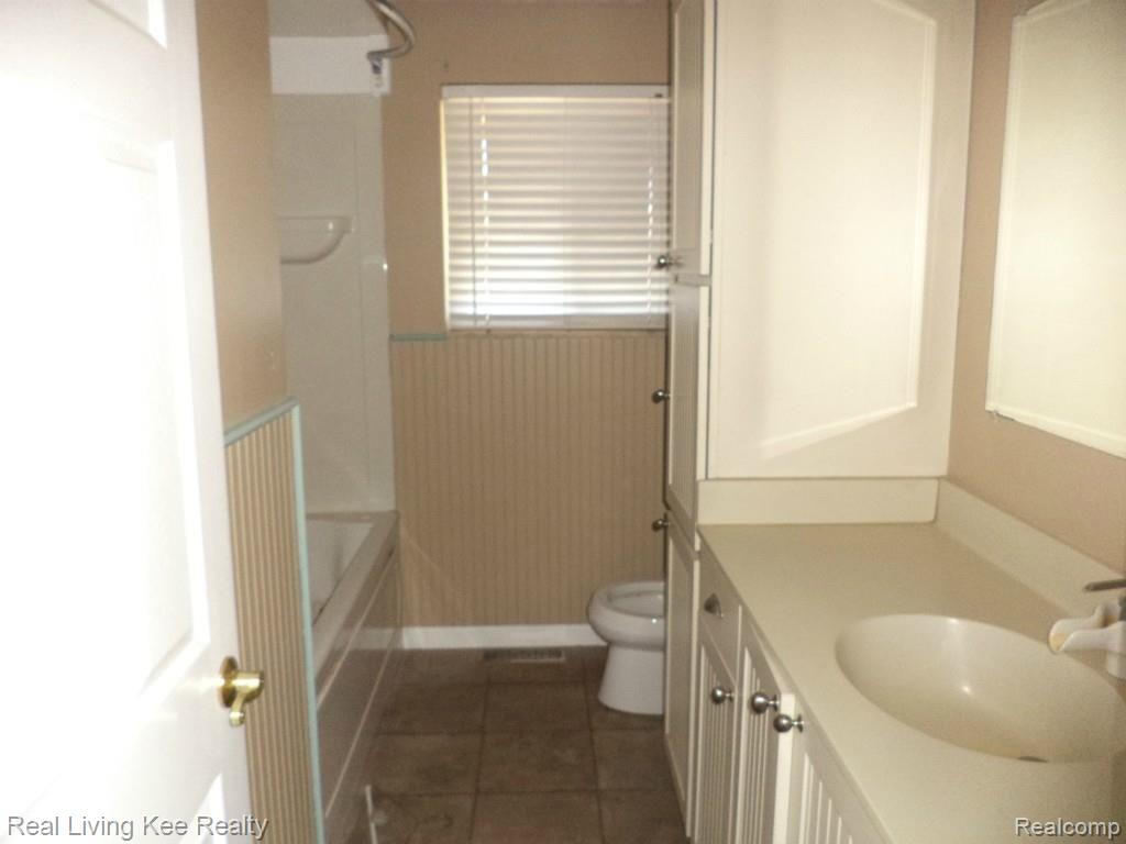 2129 Hamlin Court Rochester, MI 48307 - Photo 12 of 15 DSC00048.jpg