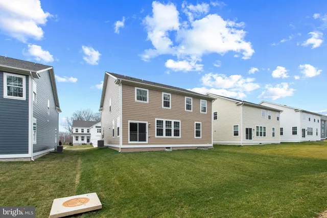 a view of a house with backyard