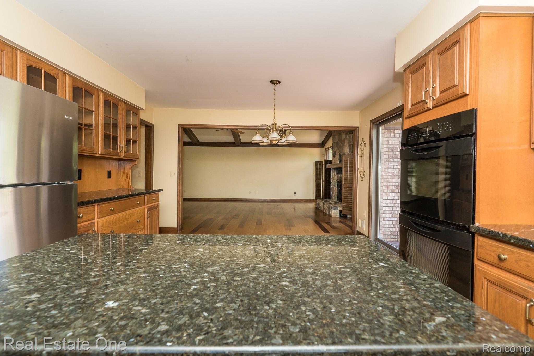 630 Baker Street Rochester, MI 48307 - Photo 9 of 33 Kitchen