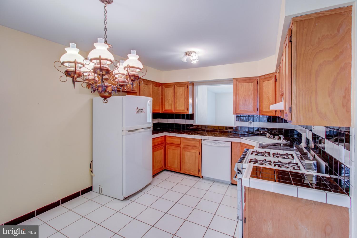 2 Lenwood Court Hamilton, NJ 08690 - Photo 4 of 33