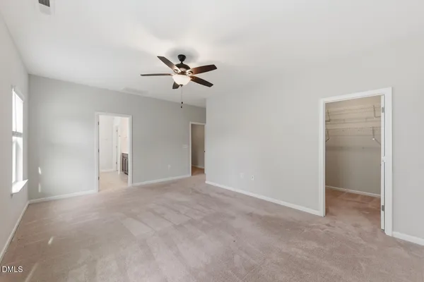 a view of empty room with a ceiling fan