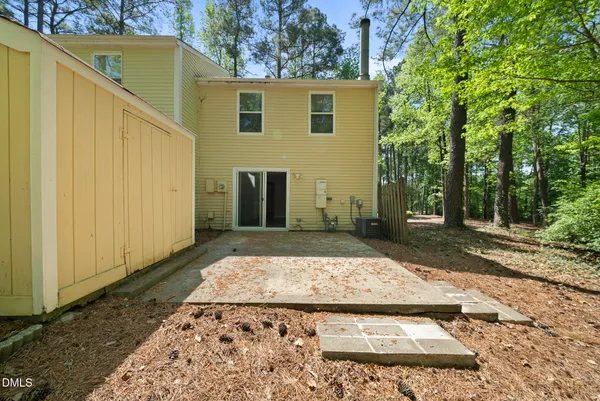 a view of a backyard with pathway