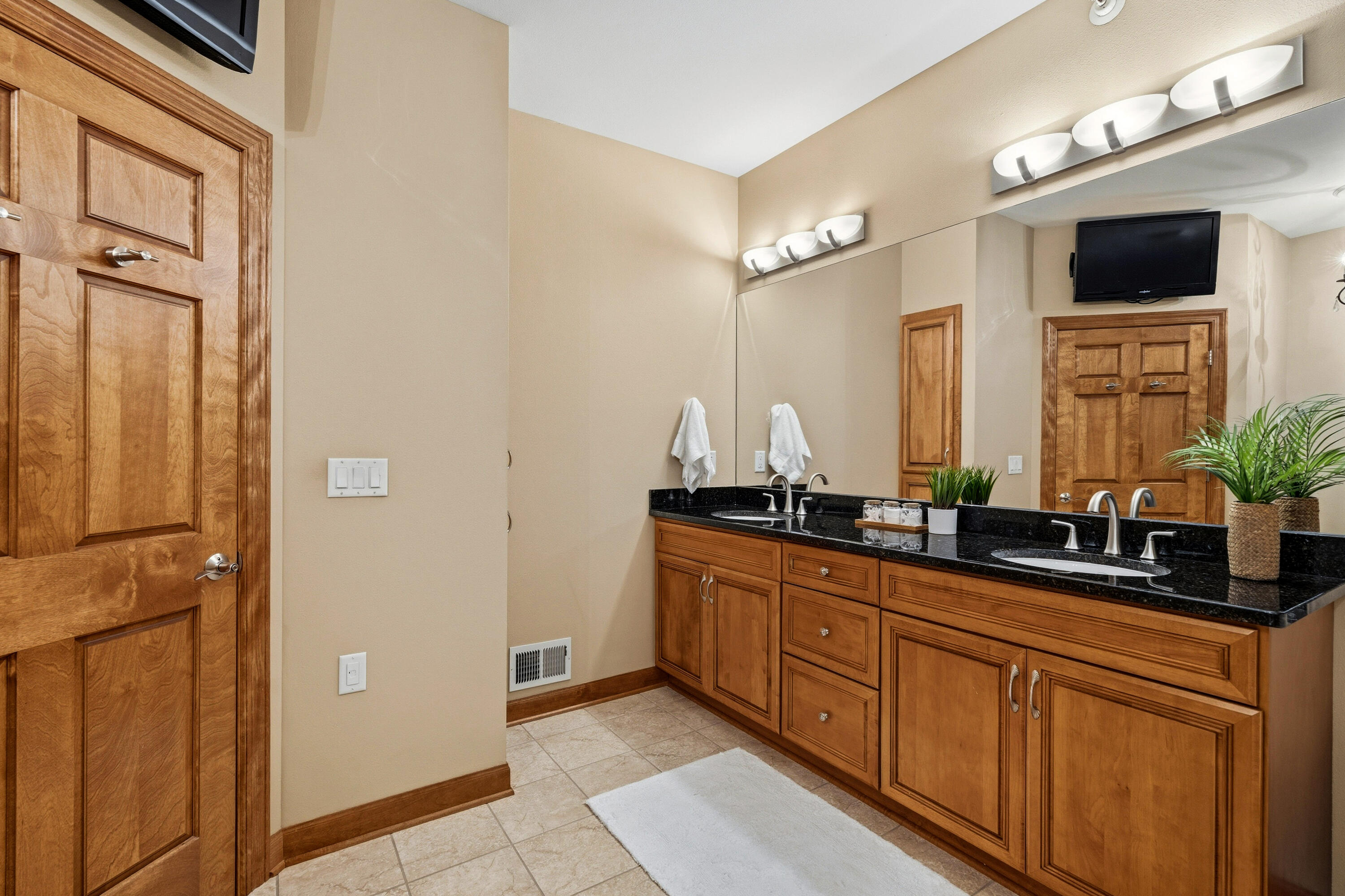 765 Bay Court, Unit B Brookfield, WI 53005 - Photo 14 of 48 Primary ensuite Full Bath