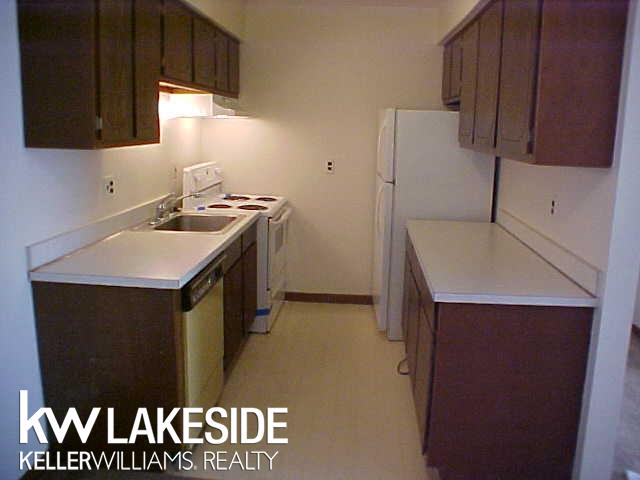 31805 Kelly Road, Unit 27 Fraser, MI 48026 - Photo 6 of 18 31247917-5.JPG