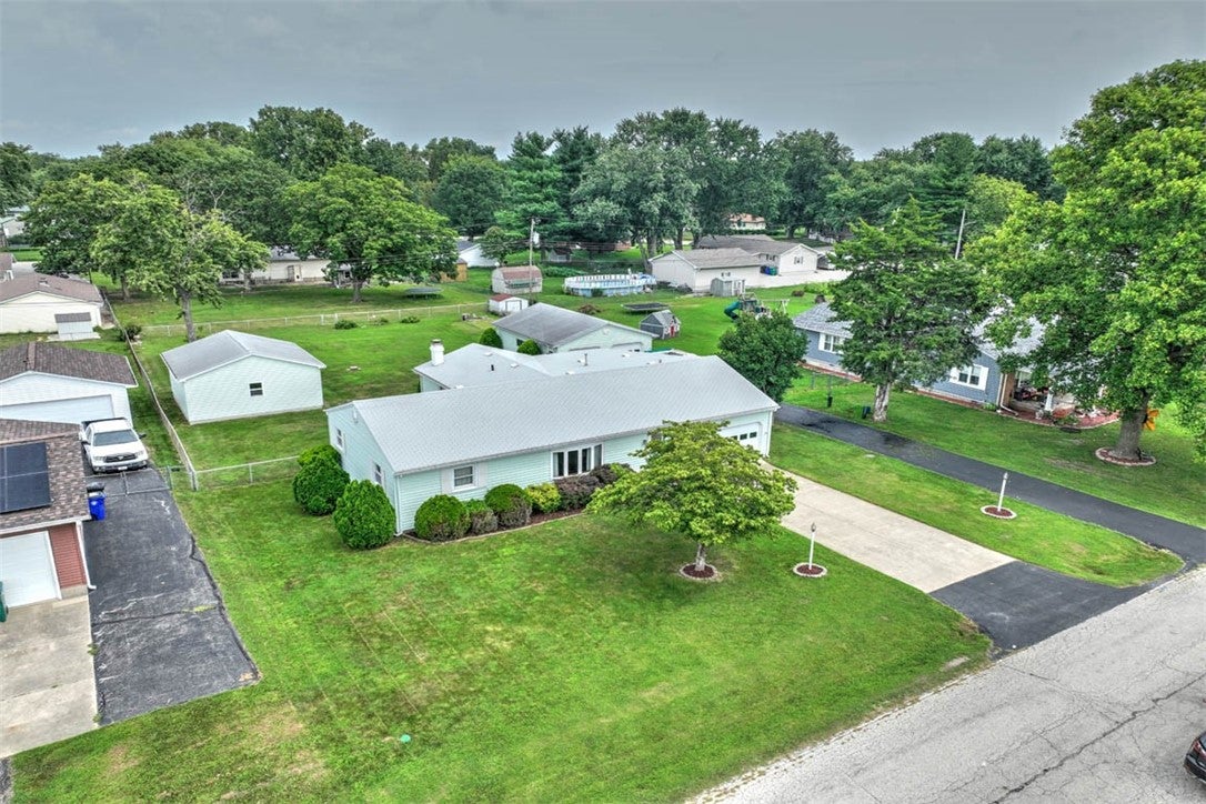 270 Shutter Drive Decatur, IL 62526 - Photo 3 of 31 Gallery Image 3