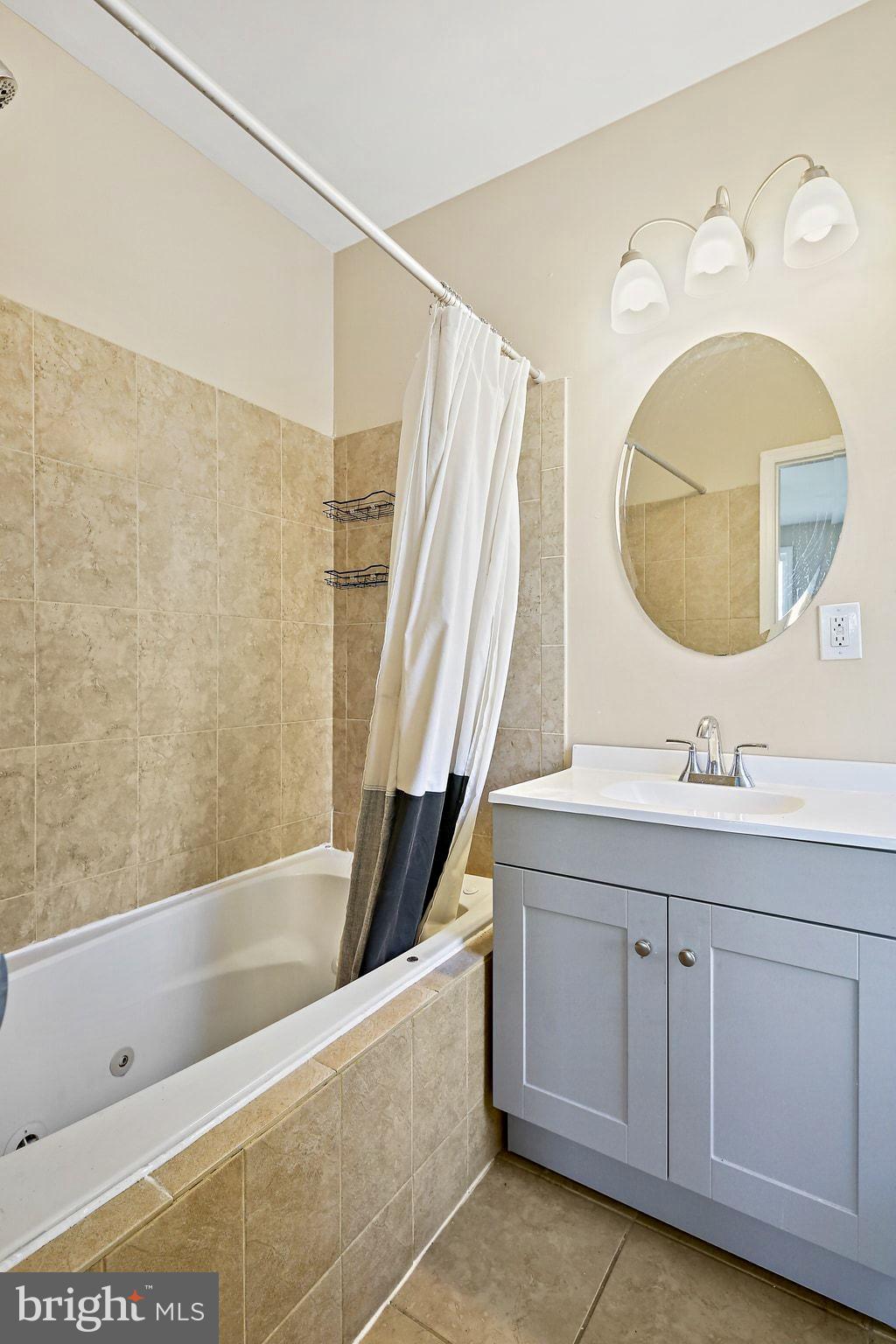 211 North Streeper Street Baltimore, MD 21224 - Photo 19 of 33 a bathroom with a bathtub a sink and a mirror