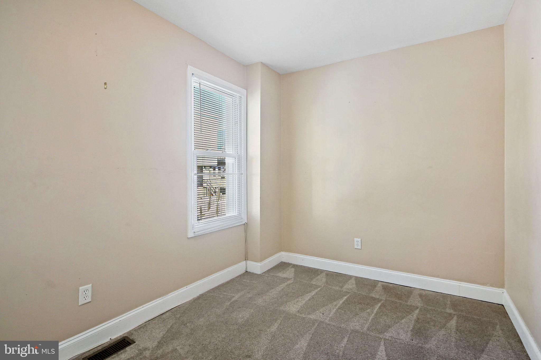 211 North Streeper Street Baltimore, MD 21224 - Photo 20 of 33 an empty room with a window