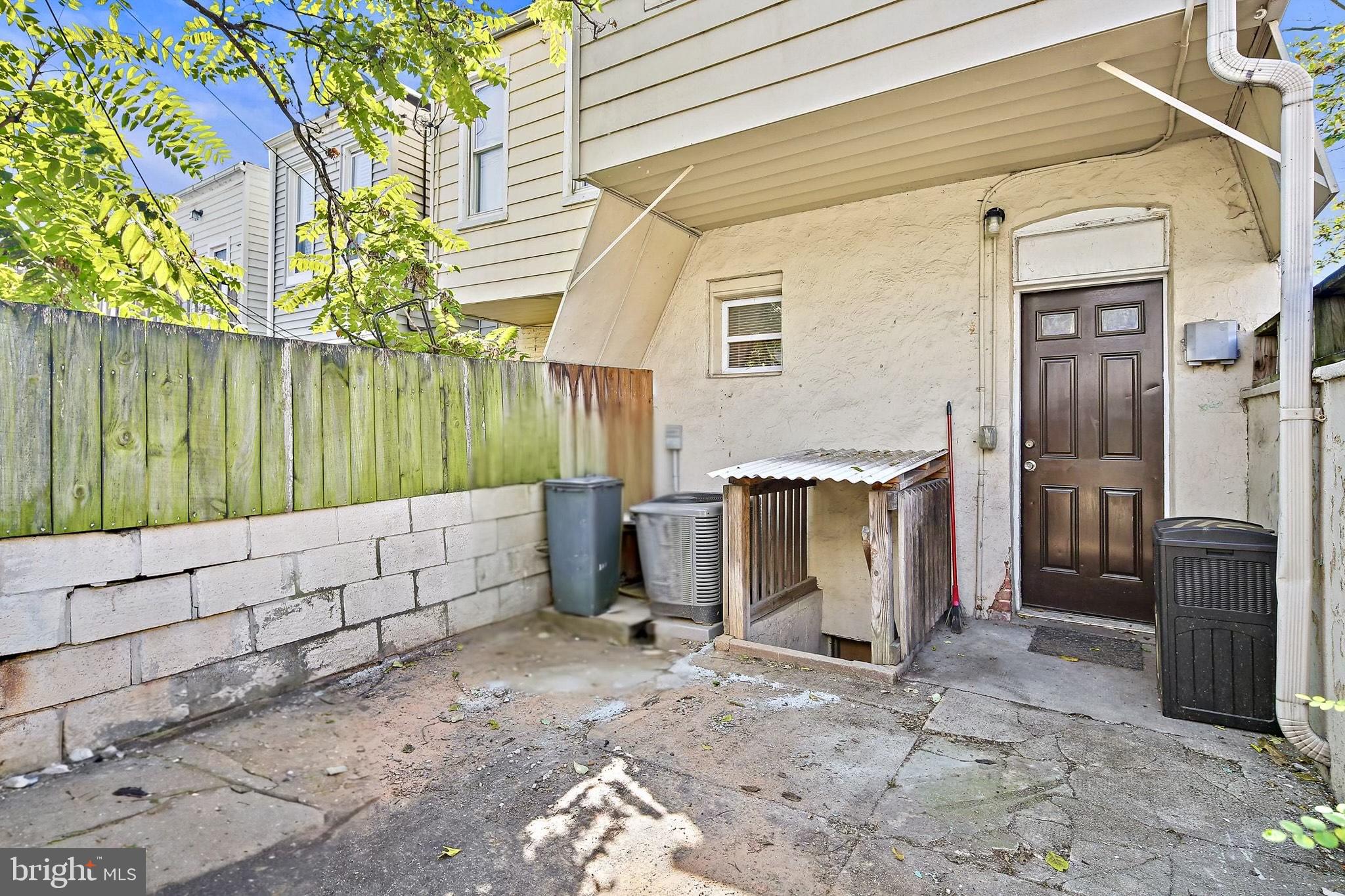 211 North Streeper Street Baltimore, MD 21224 - Photo 32 of 33 a view of a white house with wooden fence