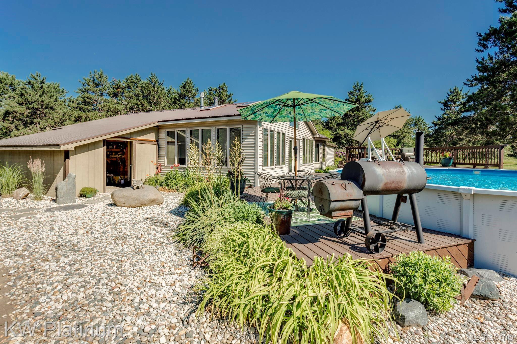 6698 Kilburn Road Jeddo, MI 48032 - Photo 25 of 37 side view 1.jpg