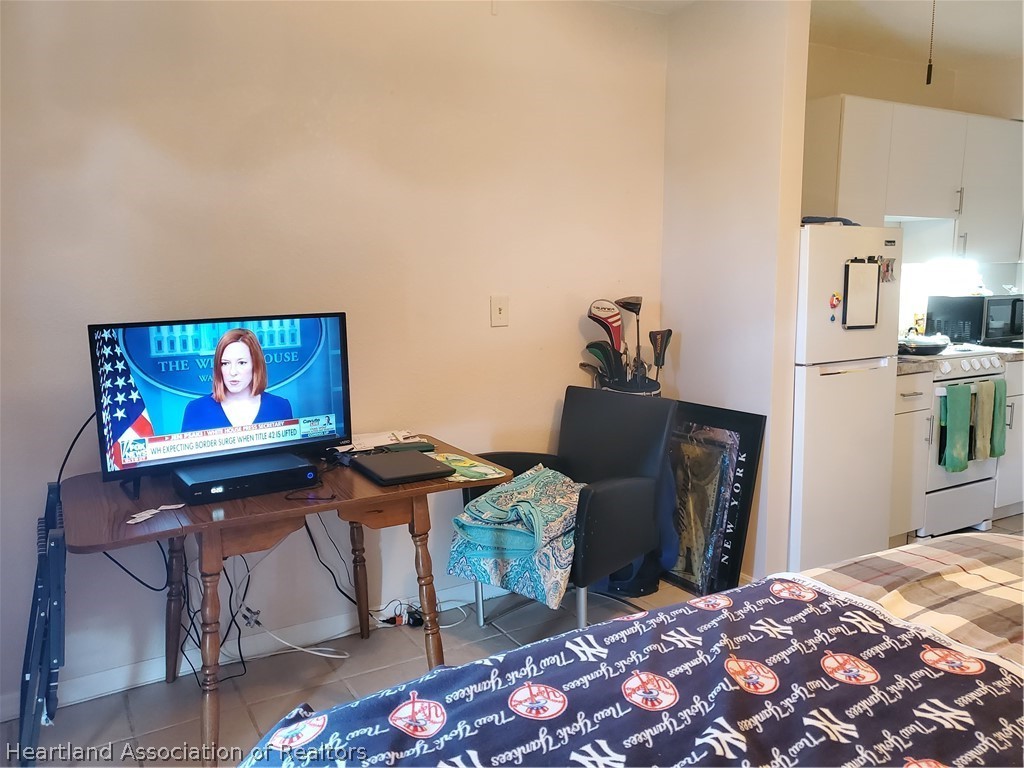 105 Golf Villas Court Northwest Lake Placid, FL 33852 - Photo 3 of 13 a bedroom with bed and furniture