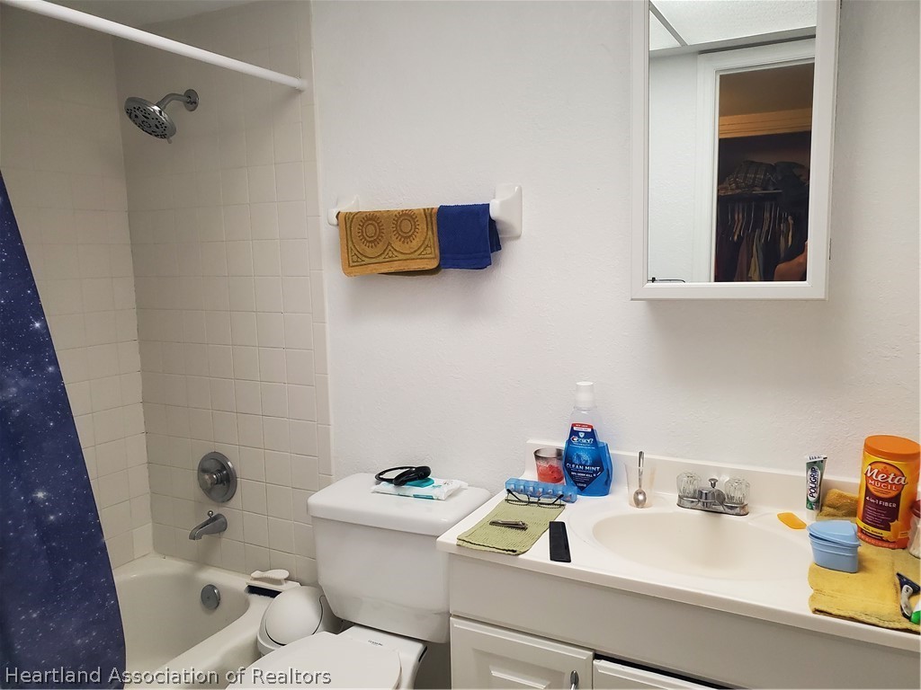 105 Golf Villas Court Northwest Lake Placid, FL 33852 - Photo 6 of 13 a bathroom with a sink and a toilet
