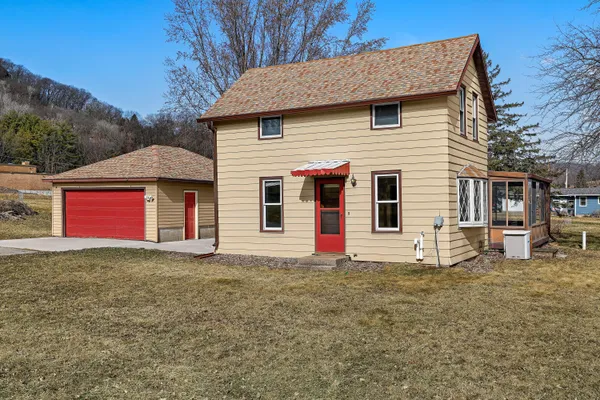 $325,000 | 1240 Brown's Lane, Dakota, MN 55925