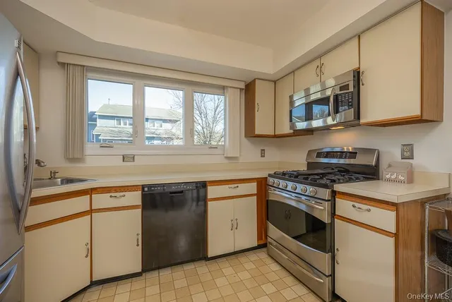 $494,000 | 75 Village Green, Bardonia, NY 10954