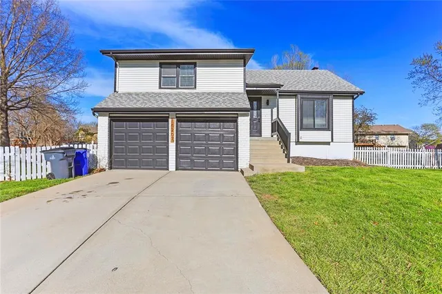 $385,000 | 15207 South Navaho Drive, Olathe, KS 66062