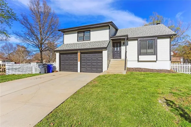 $385,000 | 15207 South Navaho Drive, Olathe, KS 66062