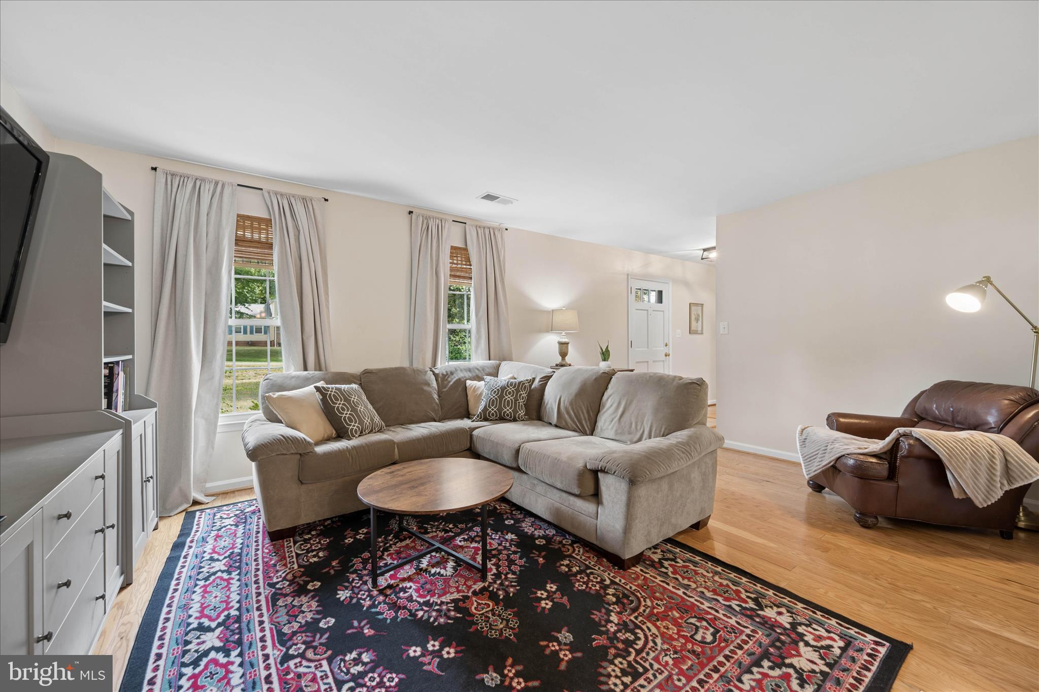 19804 Westerly Avenue Poolesville, MD 20837 - Photo 6 of 60 Living Room