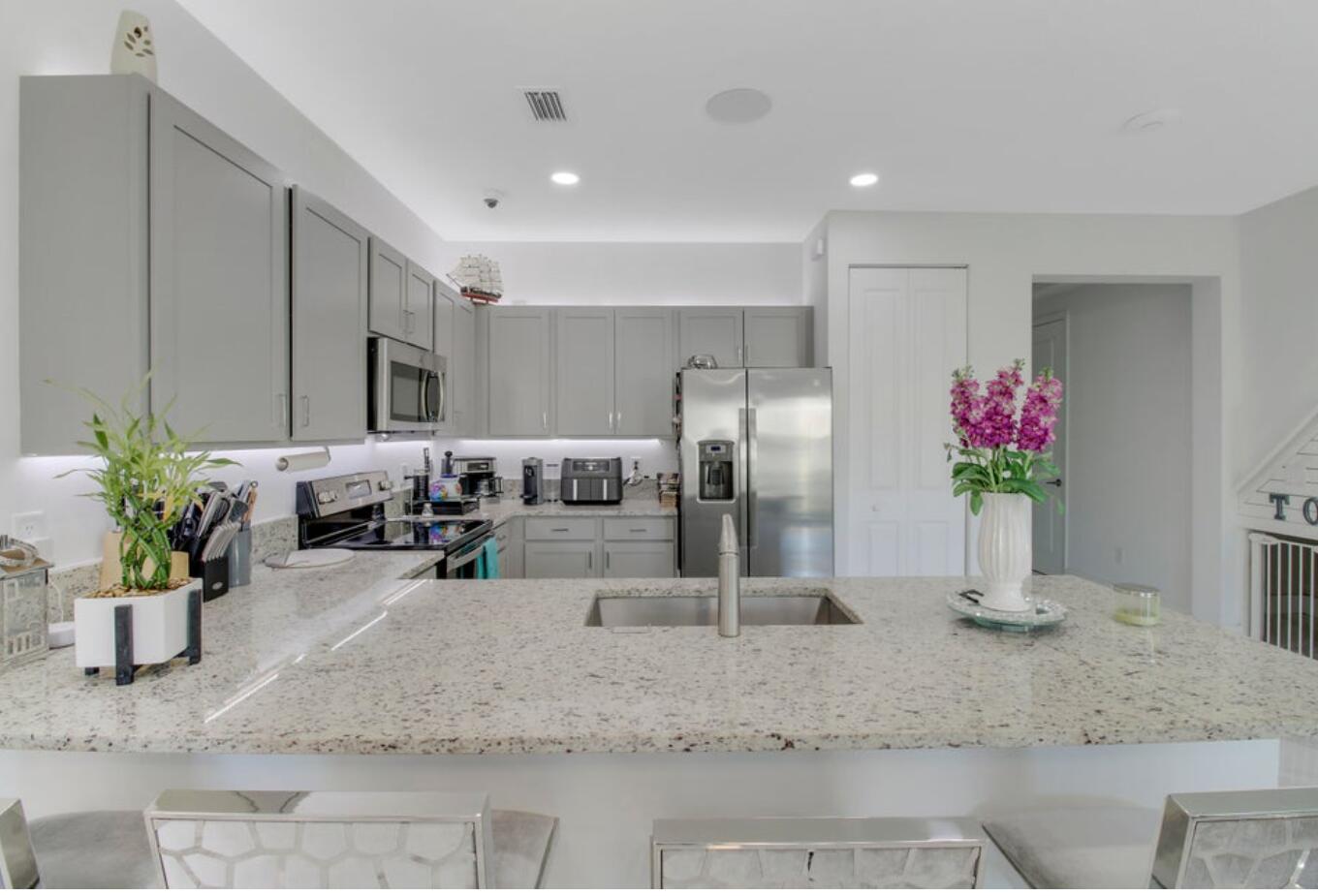 1010 Willow Place Riviera Beach, FL 33410 - Photo 1 of 24 Kitchen