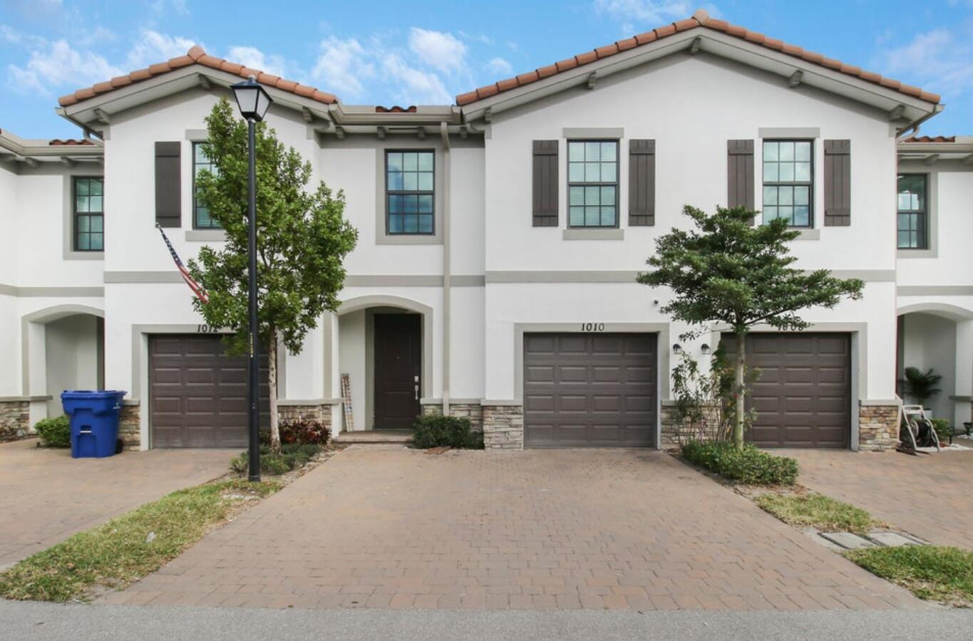 1010 Willow Place Riviera Beach, FL 33410 - Photo 2 of 24 Front View