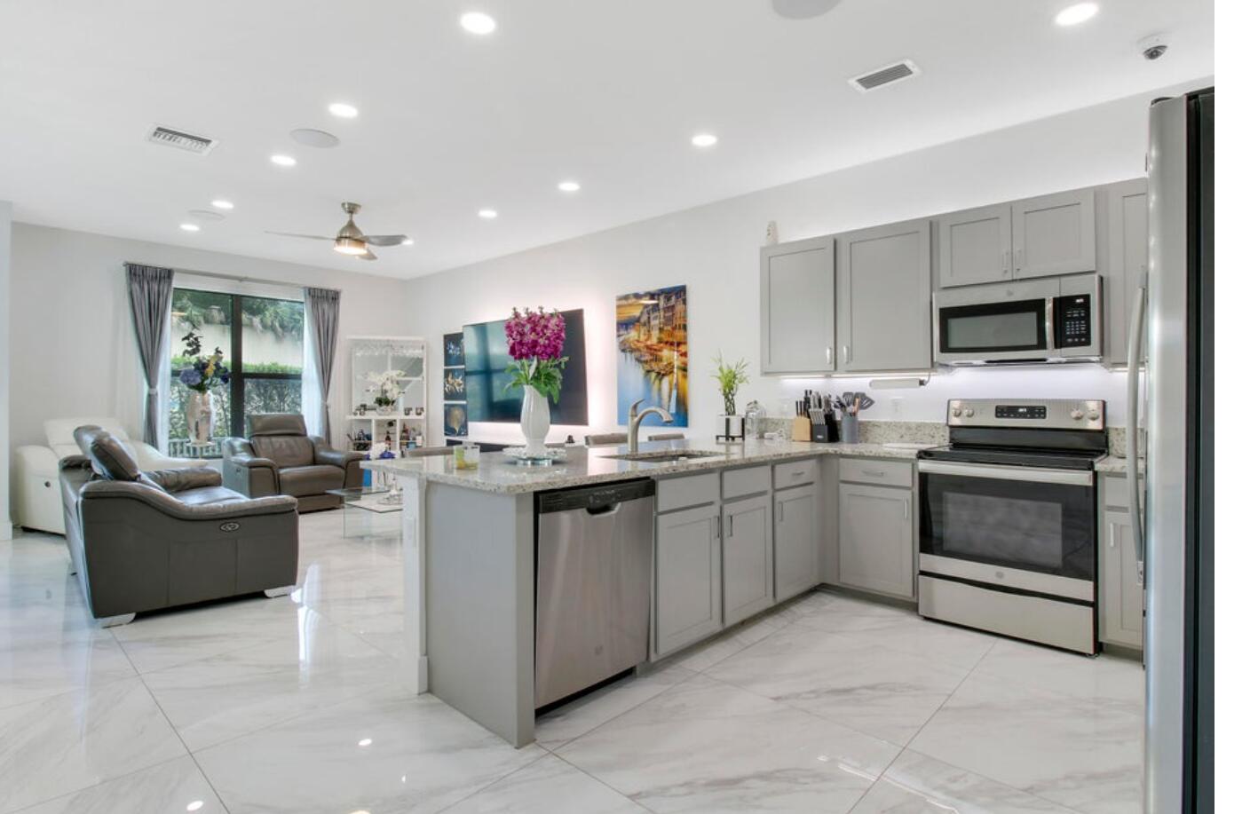 1010 Willow Place Riviera Beach, FL 33410 - Photo 23 of 24 Kitchen