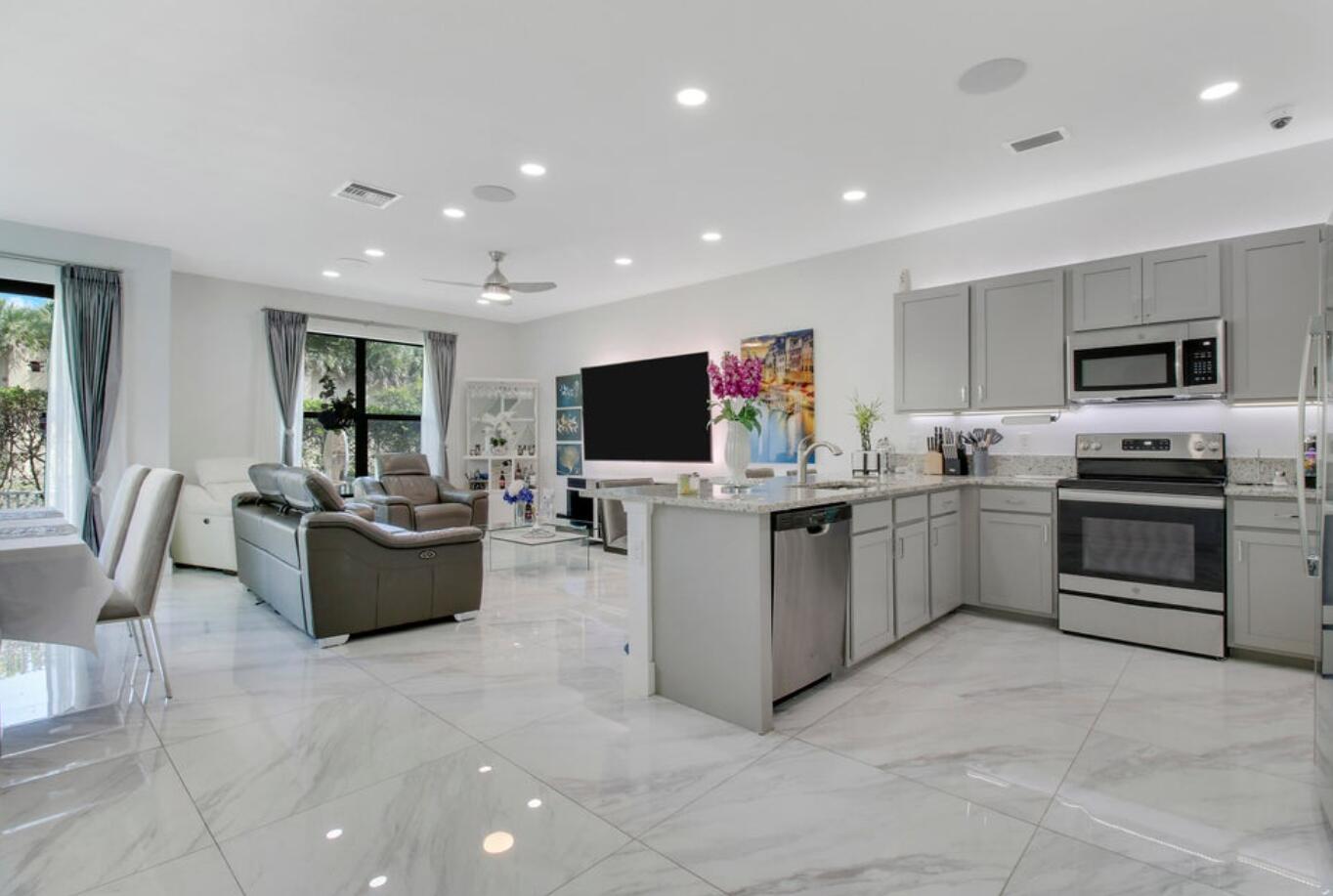 1010 Willow Place Riviera Beach, FL 33410 - Photo 4 of 24 Kitchen/Living Room/Dining Room