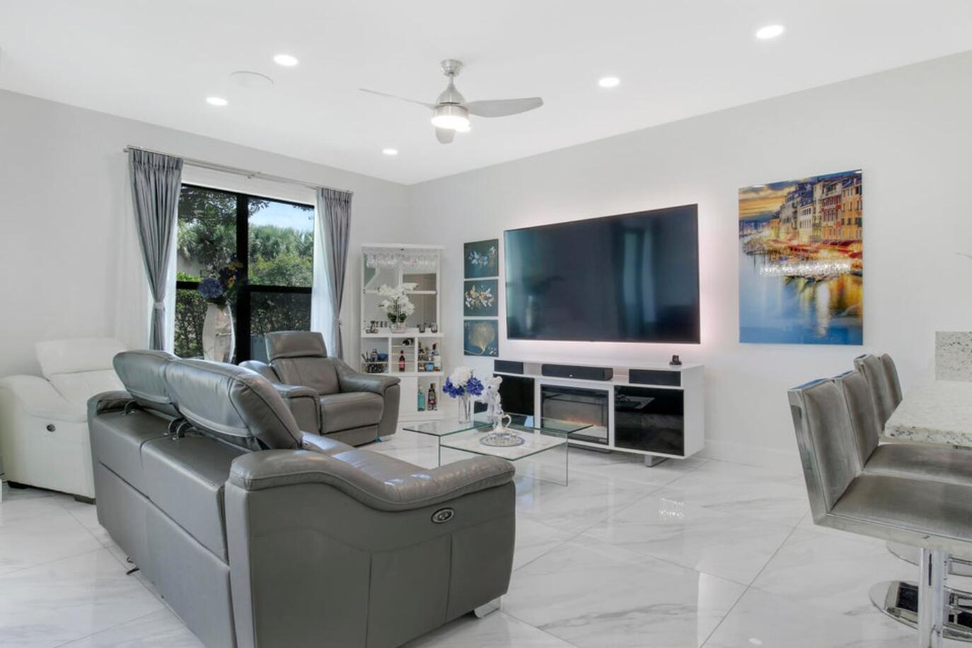 1010 Willow Place Riviera Beach, FL 33410 - Photo 5 of 24 Living Room