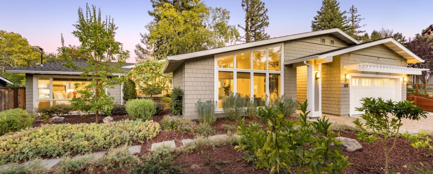 a view of a house with backyard and garden