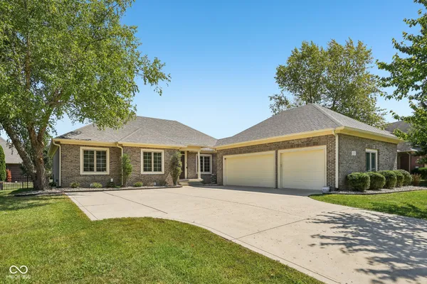 $590,000 | 2819 Bloomsbury North, Greenwood, IN 46143
