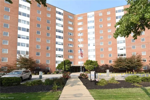 $1,650 | 11850 Edgewater Drive, Unit 619, Lakewood, OH 44107
