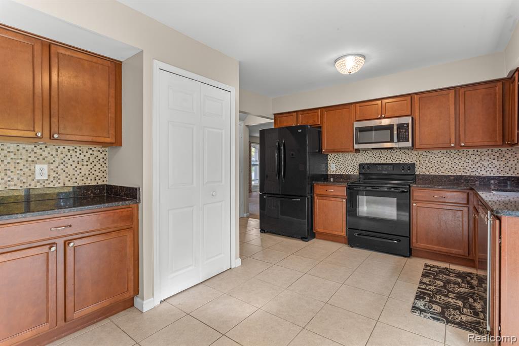 1082 Barneswood Lane Rochester, MI 48306 - Photo 24 of 26