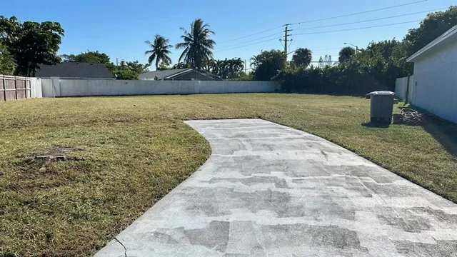 a view of a backyard